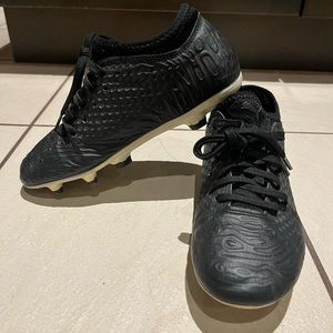 2/30$ Puma outdoor soccer cleats. Sz 3.5. **2 pairs of soccer socks for free!**